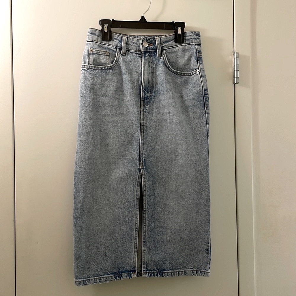 Trendy midi denim skirt with front slit in light blue.